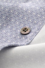 Ché Kurzarmhemd 'Lucena' Kubanischer Kragen rauchblau/offwhite gemustert, Detailaufnahme der Knopfleiste und ornamentalen Lyocell-Qualität.