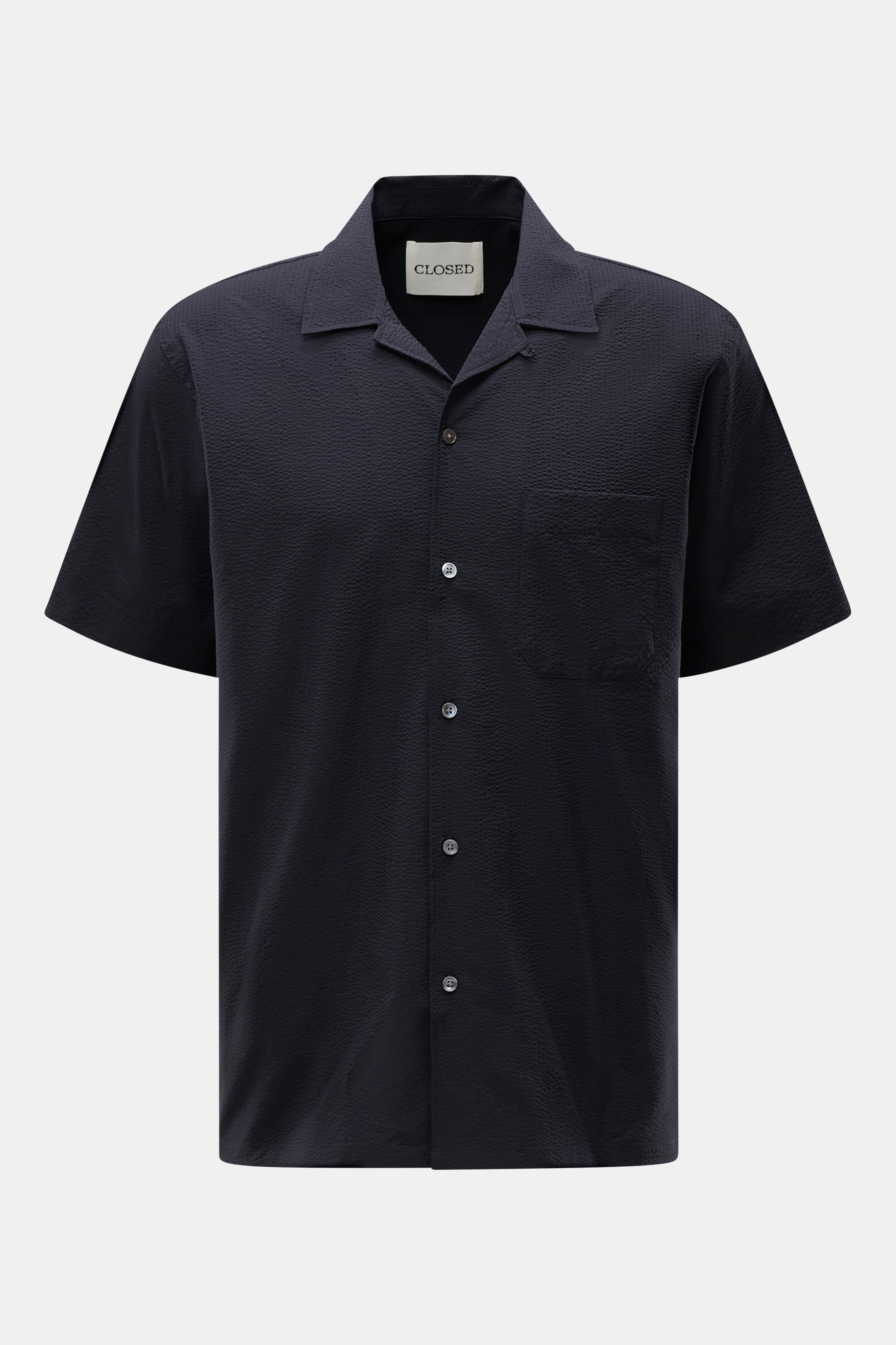 Front view of Closed Kurzarmhemd Kubanischer Kragen dark navy short-sleeve shirt in lightweight, textured seersucker microfiber with oversized fit, flexible Cuban collar, French button placket, chest pocket, straight hem, and short side slits, perfect for