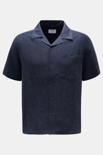 Percival Short sleeve shirt Cuban collar navy shown from the front, made of pure linen with a Cuban collar, chest pocket, and smooth button placket. Relaxed summer style: With its lightweight linen fabric, this short sleeve shirt by PERCIVAL is a must-hav