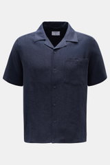 Percival Short sleeve shirt Cuban collar navy shown from the front, made of pure linen with a Cuban collar, chest pocket, and smooth button placket. Relaxed summer style: With its lightweight linen fabric, this short sleeve shirt by PERCIVAL is a must-hav