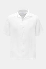 Front view of the 04651/ A trip in a bag Linen short sleeve shirt Cuban collar white, made of pure linen with airy fabric, French button placket, small coin pocket, straight hem, and short hem vents. <p><span class="_fadeIn_m1hgl_8">Effortless </span><spa