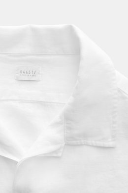 Close-up front view of the 04651/ A trip in a bag Linen short sleeve shirt Cuban collar white, showing pure linen fabric and classic Cuban collar. Effortless lightness: this short sleeve shirt in pure linen by 04651/ A TRIP IN A BAG has an airy feel and a