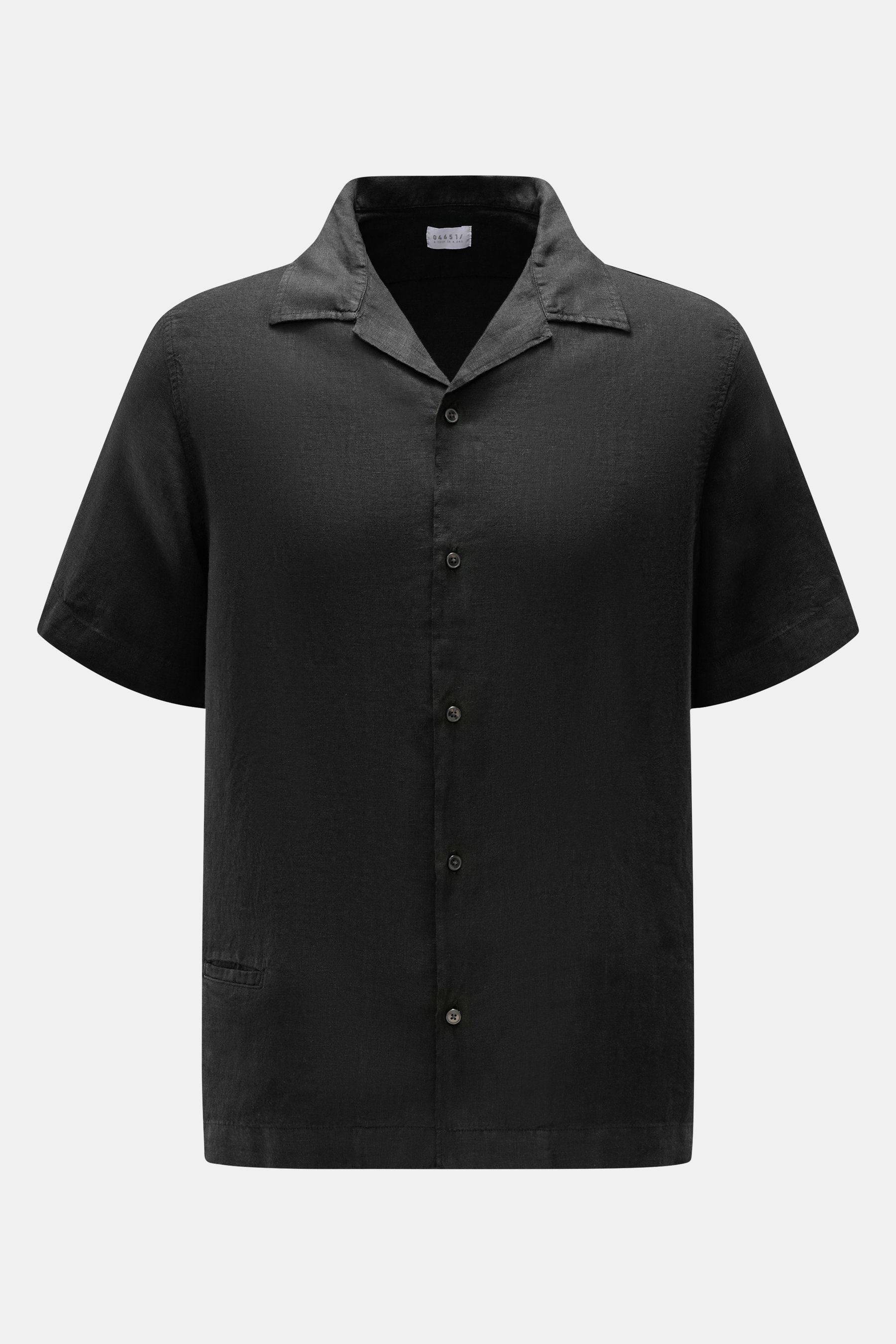 Front view of the 04651/ A trip in a bag Linen short sleeve shirt Cuban collar black, made of pure linen with a classic Cuban collar, French button placket, small coin pocket, regular fit, straight hem, and short hem vents. Effortless lightness: this shor