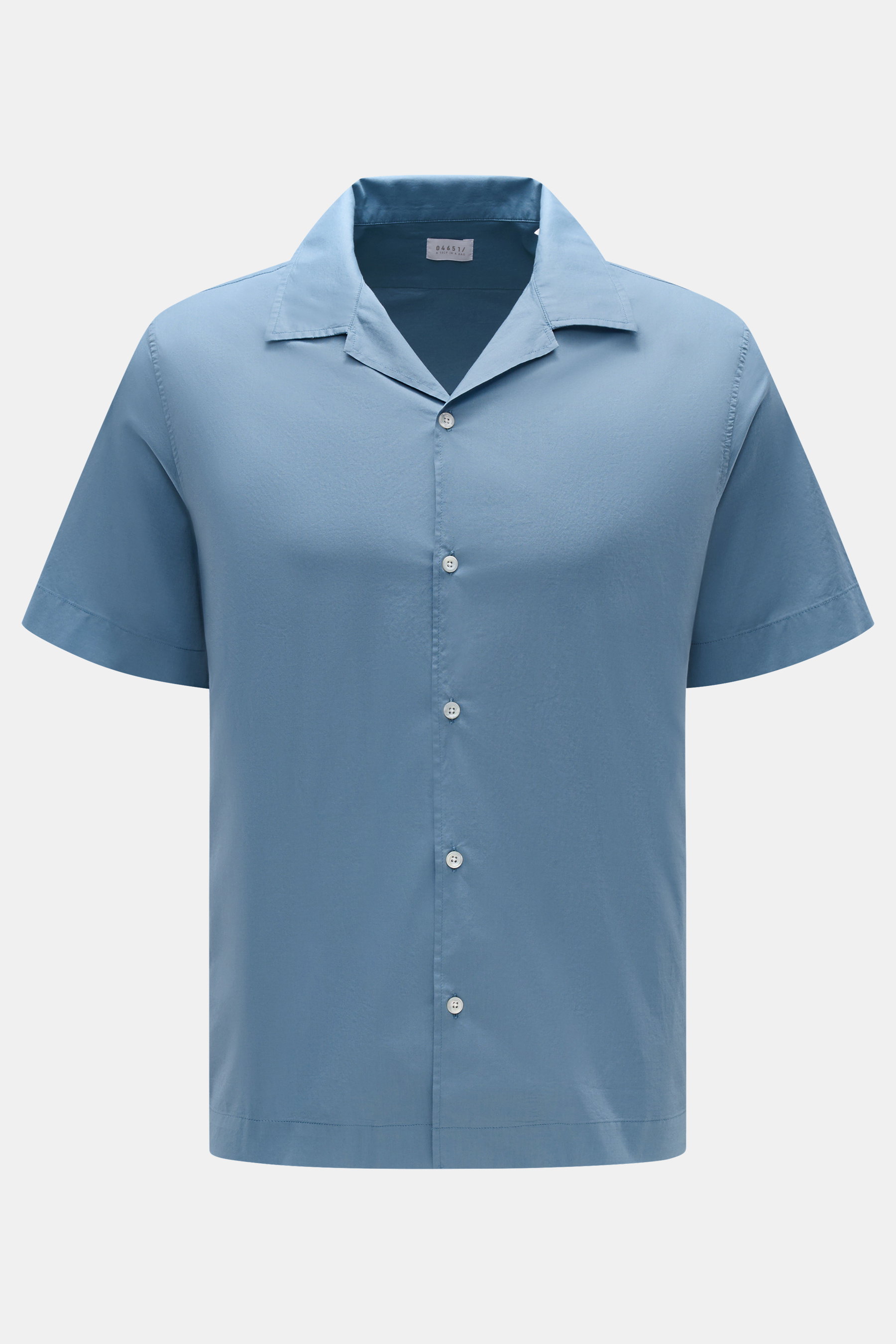 Front view of the 04651/ A trip in a bag Kurzarmhemd Kubanischer Kragen dunkelblau/creme gestreift, a lightweight cotton-viscose blend short-sleeve shirt with a classic Cuban collar, French button placket, soft touch, regular fit, straight hem, and short 