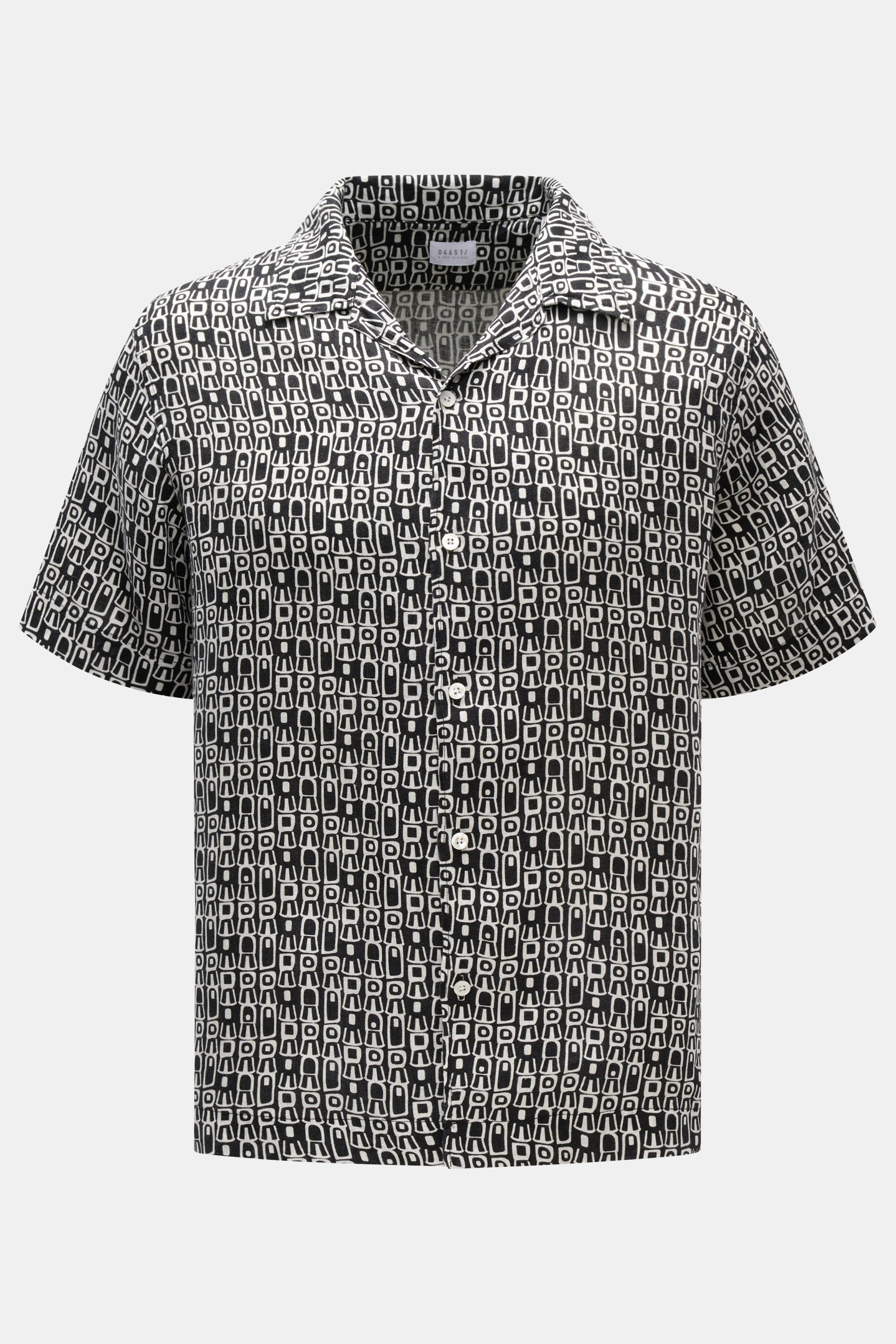 Front view of the 04651/ A trip in a bag Leinen-Kurzarmhemd Kubanischer Kragen pastellgelb, a short-sleeved linen shirt with a classic Cuban collar, lightweight breathable fabric, and a regular fit, featuring a French button placket and subtle textured pa