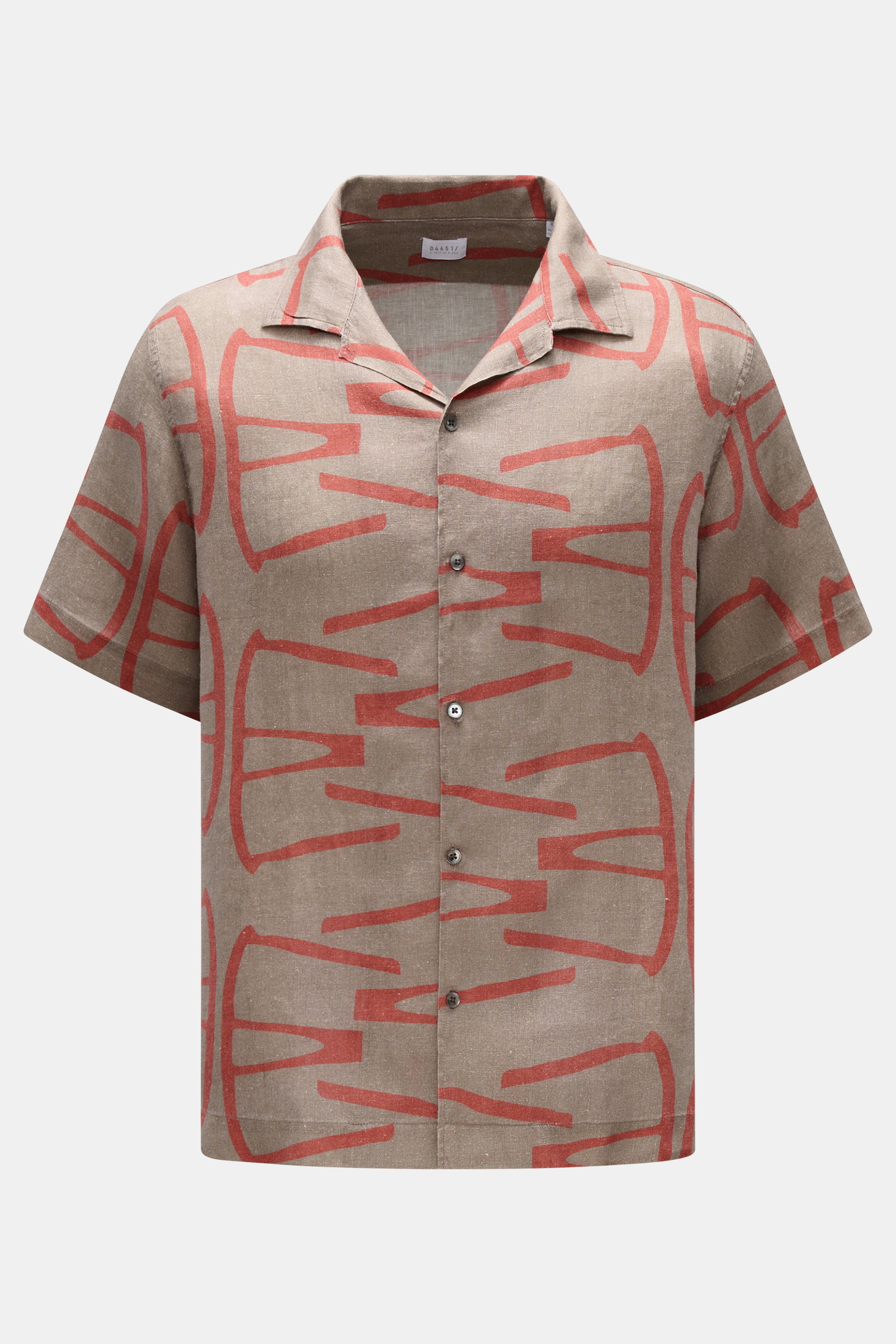 Front view of the 04651/ A trip in a bag Leinen-Kurzarmhemd Kubanischer Kragen schwarz/weiß gemustert, a short-sleeve linen shirt with a Cuban collar, featuring an abstract all-over red print on a beige background, lightweight fabric, regular fit, French 