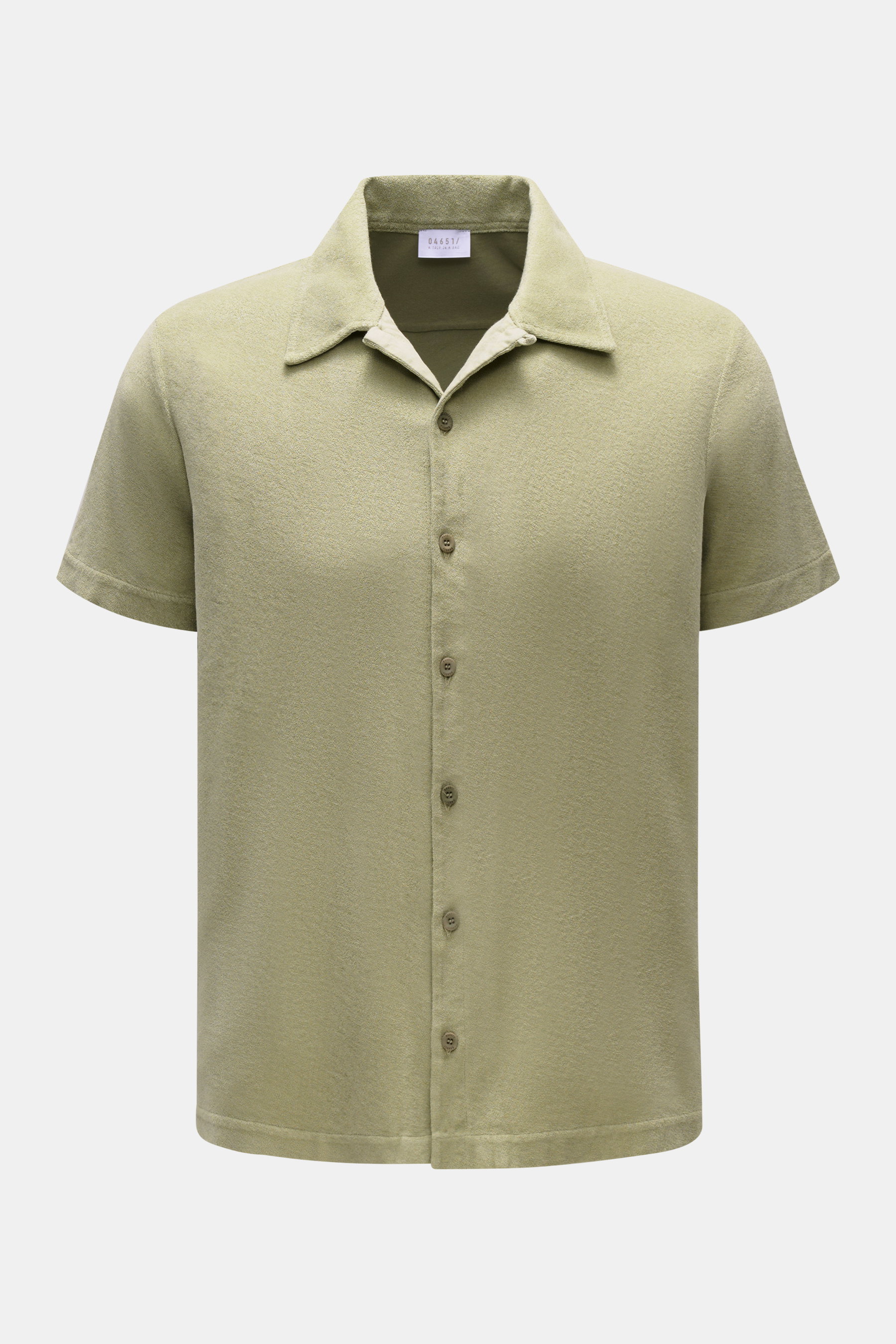 Front view of the 04651/ A trip in a bag Frottee-Kurzarmhemd 'Terry Cuba' salbei, a sage green short-sleeve shirt in soft pure cotton terry with a variable Cuban collar, French button placket, small side seam label, regular fit, and short hem slits. Urlau