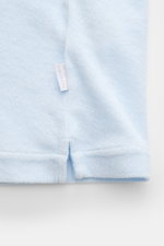 04651/ A trip in a bag Frottee-Kurzarmhemd 'Terry Cuba' pastellblau, Detailaufnahme Saum mit kurzem Schlitz und kleinem Weblabel aus reiner Baumwolle.