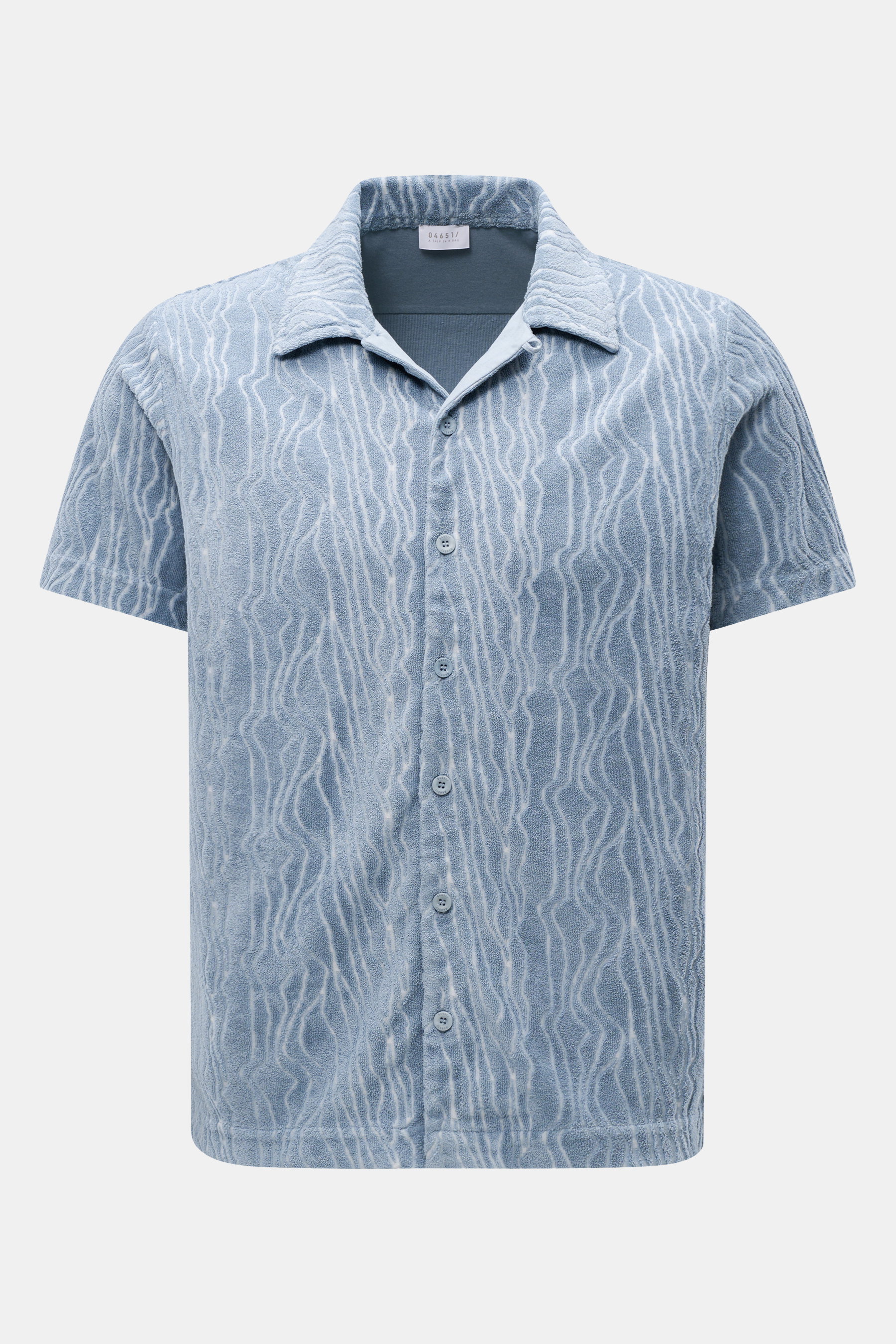 Front view of 04651/ A trip in a bag Terry short-sleeved shirt 'Terry Superkilen' Cuban collar smoky blue in soft terry fabric with wavy all-over pattern.

<p>Holiday feel you can wear: Made from soft terry fabric and featuring an all-over pattern inspire