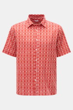 Front view of the 04651/ A trip in a bag Short-sleeved shirt 'Tiles' red/white patterned, featuring a distinctive Madeira marketplace-inspired pattern in a linen-cotton blend with a Kent collar, patch button placket, small woven label in the side seam, sh