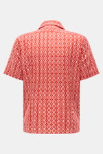 Rear view of the 04651/ A trip in a bag Short-sleeved shirt 'Tiles' red/white patterned, showing its regular fit and Kent collar. <p>Experience the urge to travel with this short-sleeved shirt by 04651/ A TRIP IN A BAG in a comfortable linen-cotton blend 