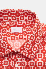 Close-up front top view of 04651/ A trip in a bag Short-sleeved shirt 'Tiles' red/white patterned with Kent collar and patch button placket.

<p>Experience the urge to travel with this short-sleeved shirt by 04651/ A TRIP IN A BAG in a comfortable linen-c