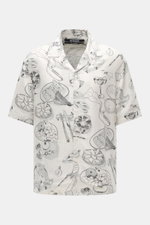 Jacquemus Kurzarmhemd 'Cocktail' offwhite/grau/schwarz gemustert, von vorne fotografiert, Mix aus Viskose und Leinen, Regular Fit, offener Kragen, markanter Allover-Print, dekorative J-Schlaufe.