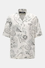 Jacquemus Kurzarmhemd 'Cocktail' offwhite/grau/schwarz gemustert, von vorne fotografiert, Mix aus Viskose und Leinen, Regular Fit, offener Kragen, markanter Allover-Print, dekorative J-Schlaufe.