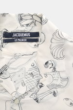 Jacquemus Kurzarmhemd 'Cocktail' offwhite/grau/schwarz gemustert, Nahaufnahme von offenem Kragen, Mix aus Viskose und Leinen, Regular Fit, markanter Allover-Print, dekorative J-Schlaufe.