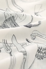 Nahaufnahme des Jacquemus Kurzarmhemds 'Cocktail' offwhite/grau/schwarz gemustert aus Viskose und Leinen mit Regular Fit, offenem Kragen, markantem Allover-Print und dekorativer J-Schlaufe, detailreich fotografiert.