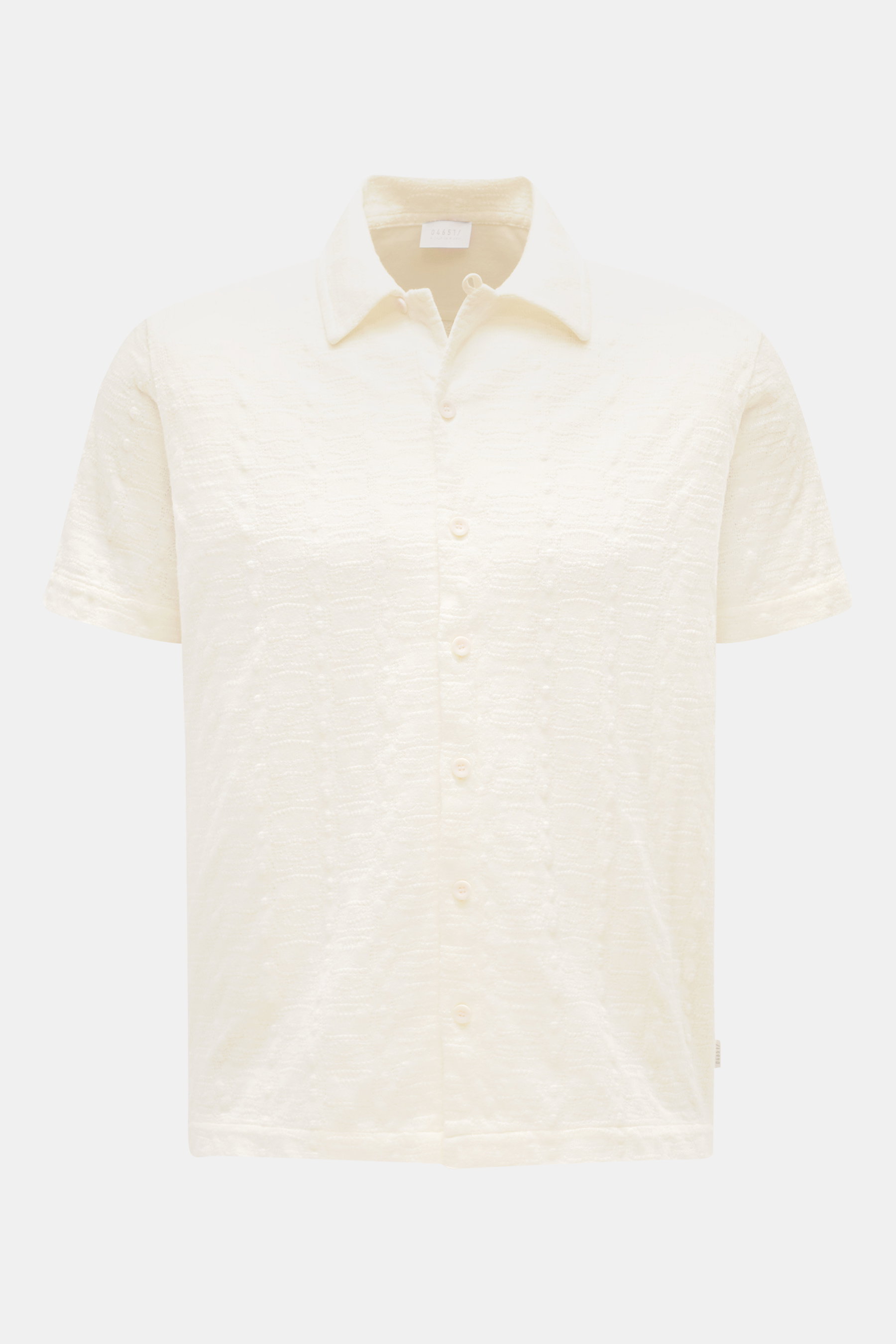 Frontale Nahaufnahme des 04651/ A trip in a bag Jersey-Kurzarmhemd 'Abstract' Kubanischer Kragen creme mit Strukturmuster, Regular Fit, variabler Kragen, französischer Knopfleiste, kurzen Saumschlitzen und kleinem Weblabel aus reiner, atmungsaktiver Baumw