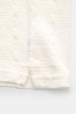 04651/ A trip in a bag Jersey-Kurzarmhemd 'Abstract' creme, Nahaufnahme des Strukturmusters, Baumwolle, weicher Griff, kleines Weblabel seitlich.