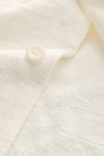 04651/ A trip in a bag Jersey-Kurzarmhemd 'Abstract' Kubanischer Kragen creme, Detailaufnahme Knopf, Strukturmuster, reine Baumwolle, weicher Griff, Regular Fit