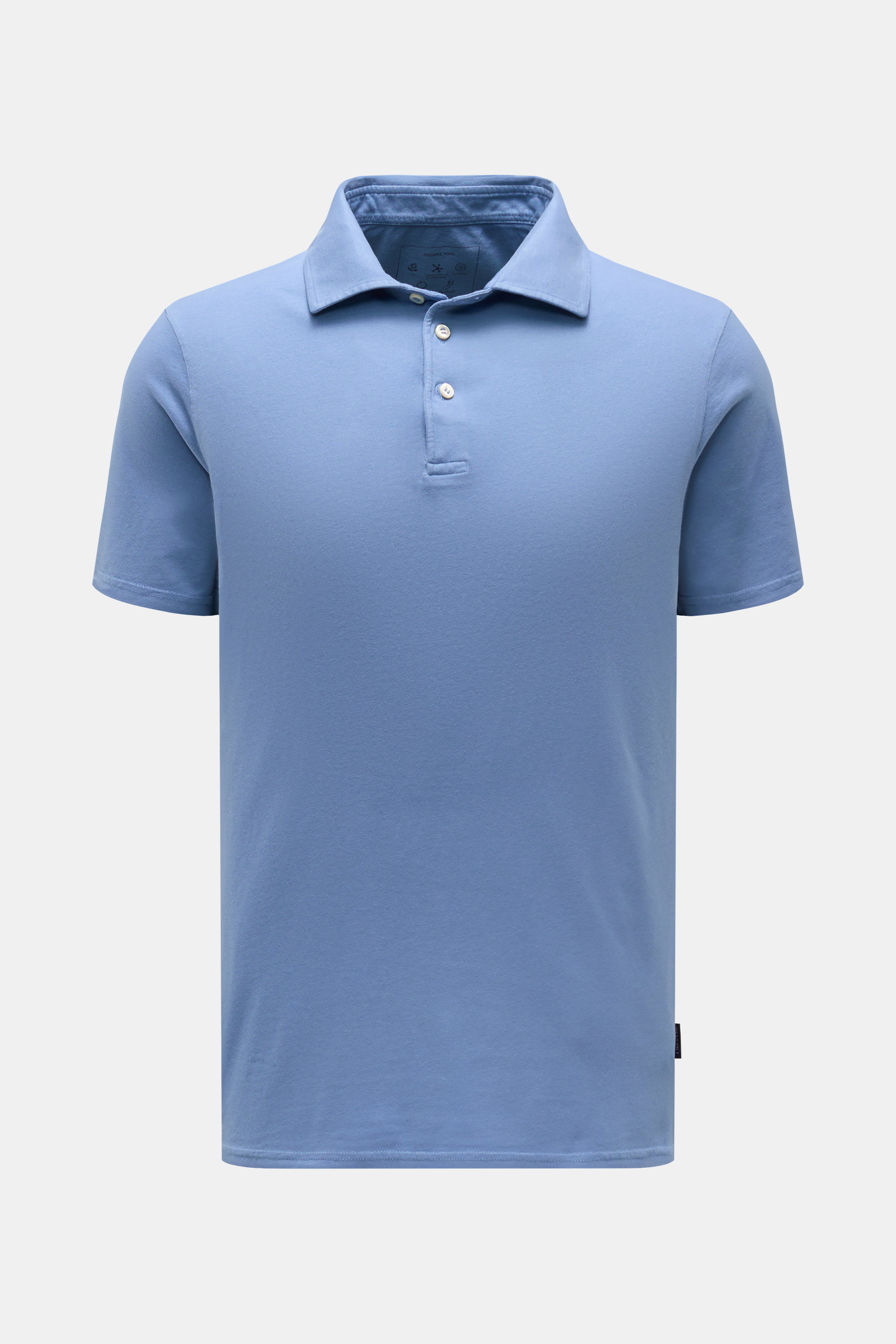 Hellblaues 04651/ A trip in a bag Poloshirt "Organic Polo" dunkelgrau, Slim Fit, kurzärmelig, mit Polokragen und glatter Knopfleiste, frontal fotografiert.