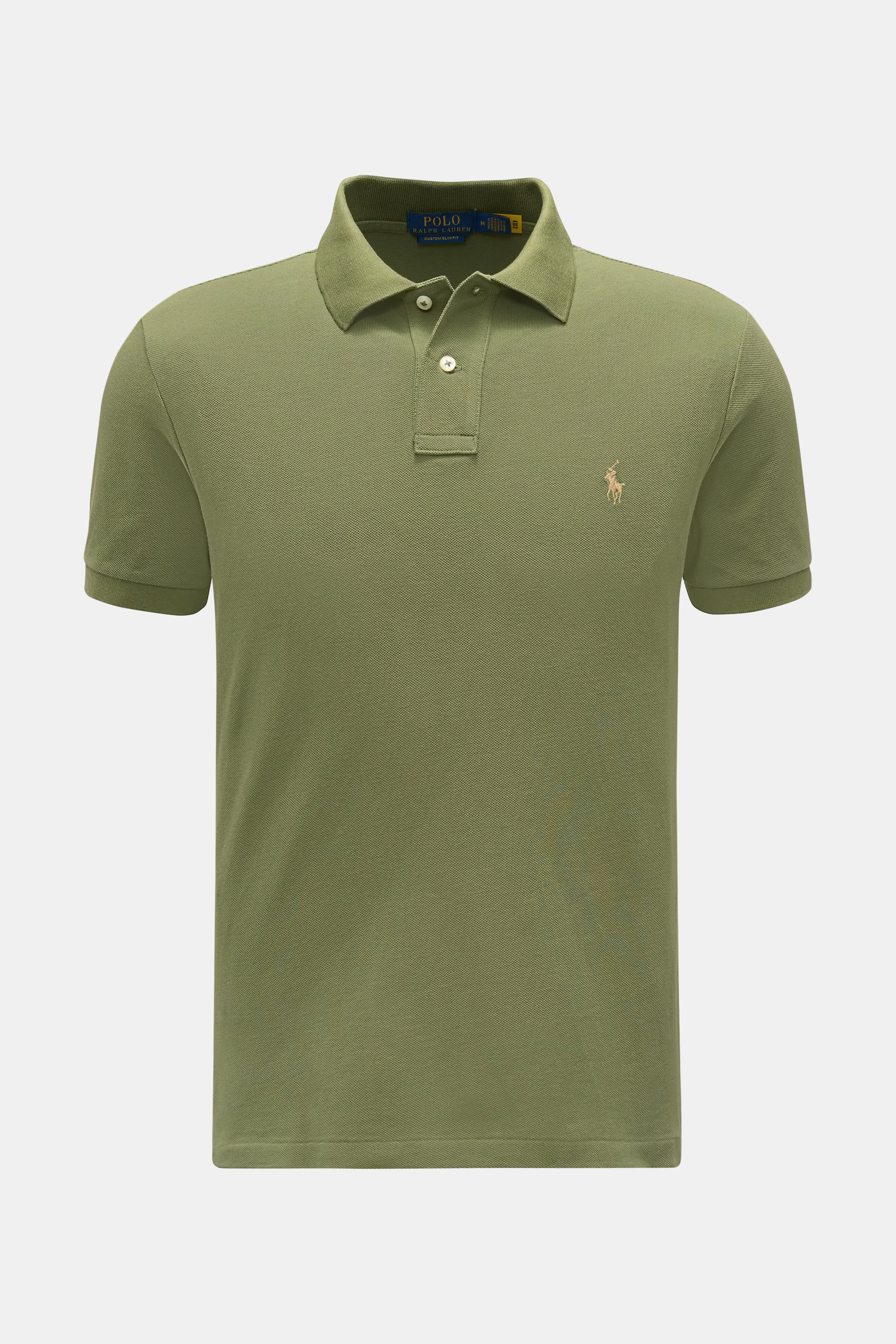 Polo Ralph Lauren Poloshirt oliv, Slim Fit, aus reiner Baumwolle mit Piqué-Struktur, Polokragen, Zwei-Knopf-Leiste, Logo-Stitching, frontal fotografiert.
