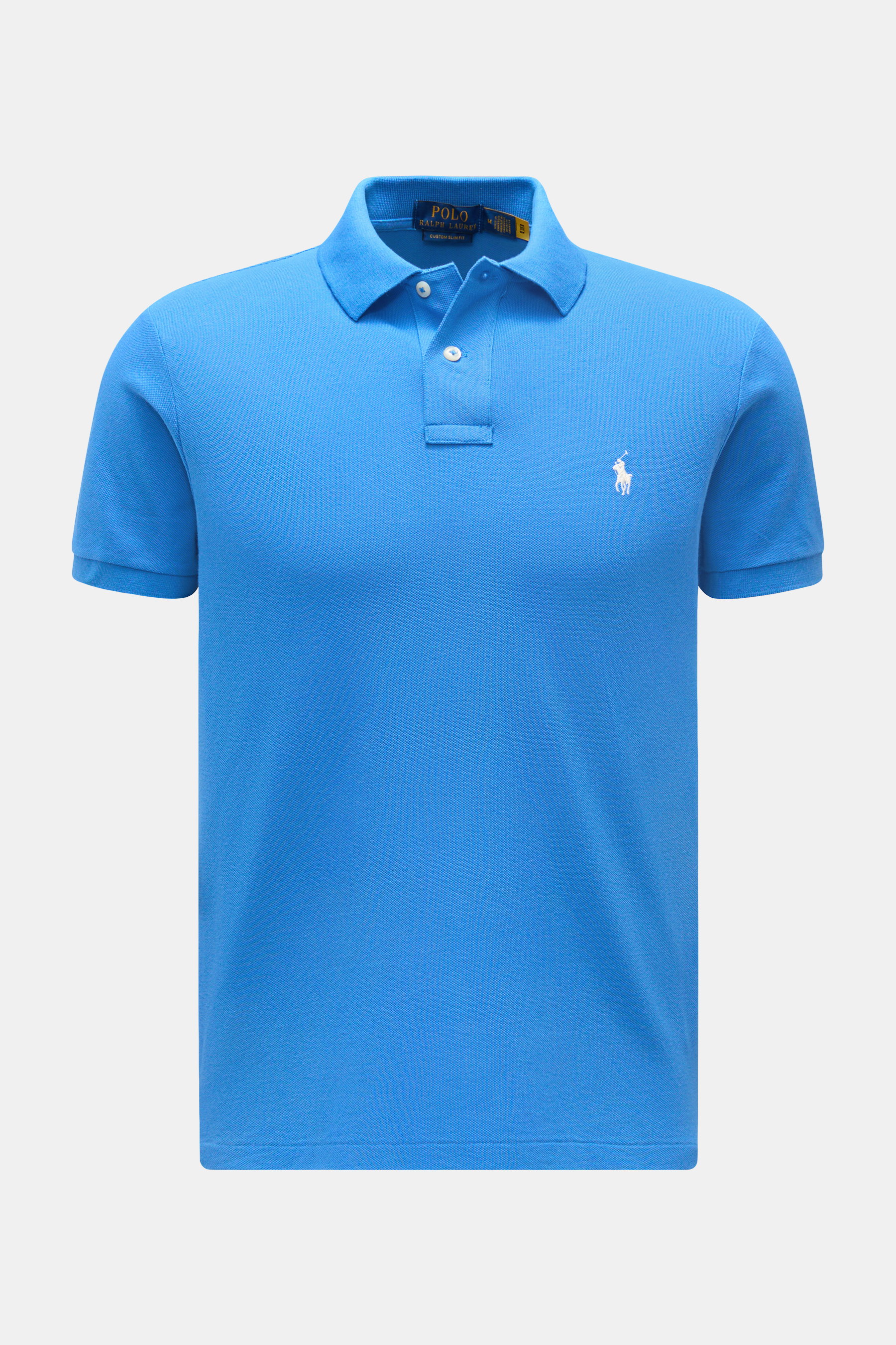 Polo Ralph Lauren Poloshirt blau, frontale Nahaufnahme, Slim Fit, reine Baumwolle, feine Piqué-Struktur, Polokragen, Zwei-Knopf-Leiste, Poloreiter-Stitching.