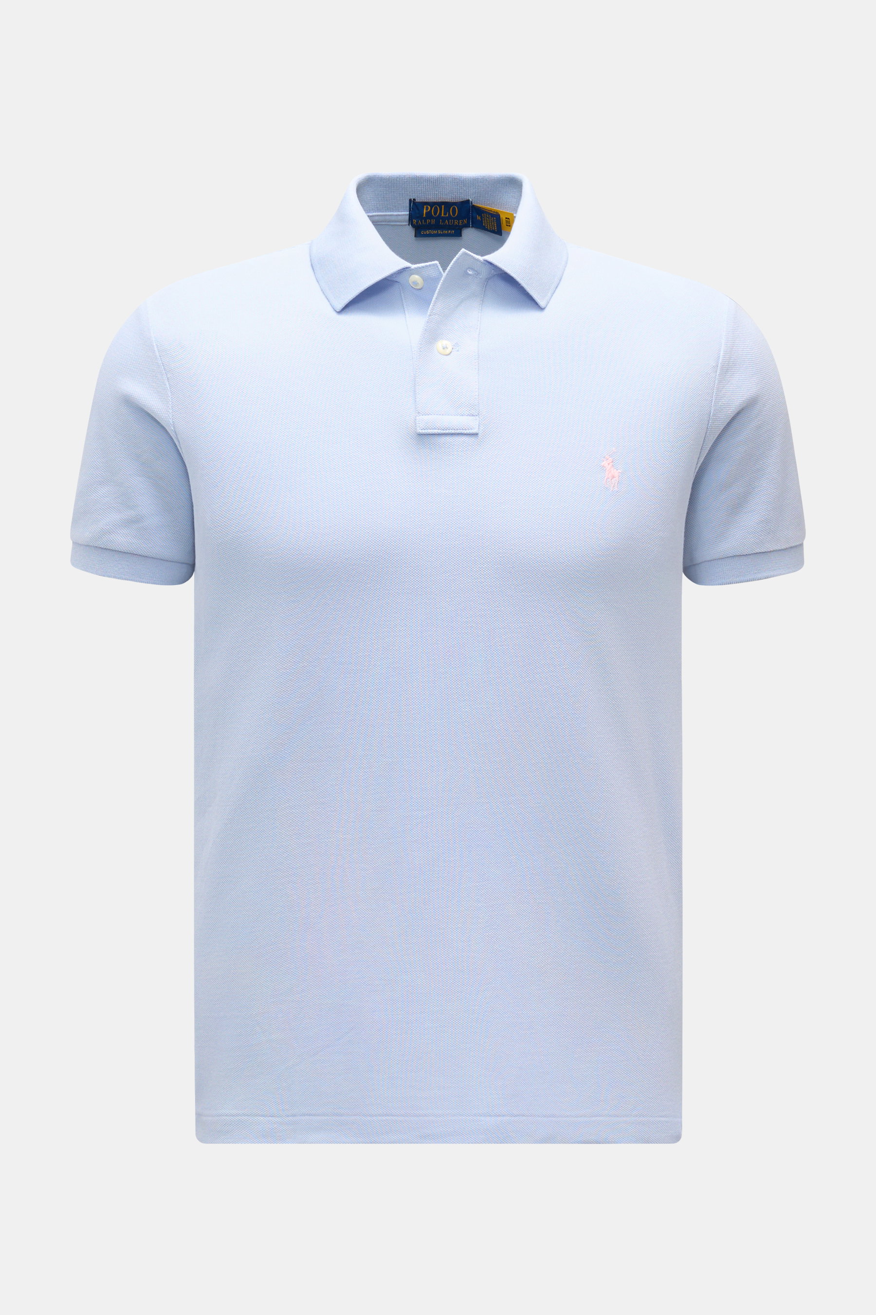 Polo Ralph Lauren Poloshirt hellblau, frontal fotografiert, Slim Fit aus reiner Baumwolle mit Poloreiter-Stitching und Piqué-Struktur.
