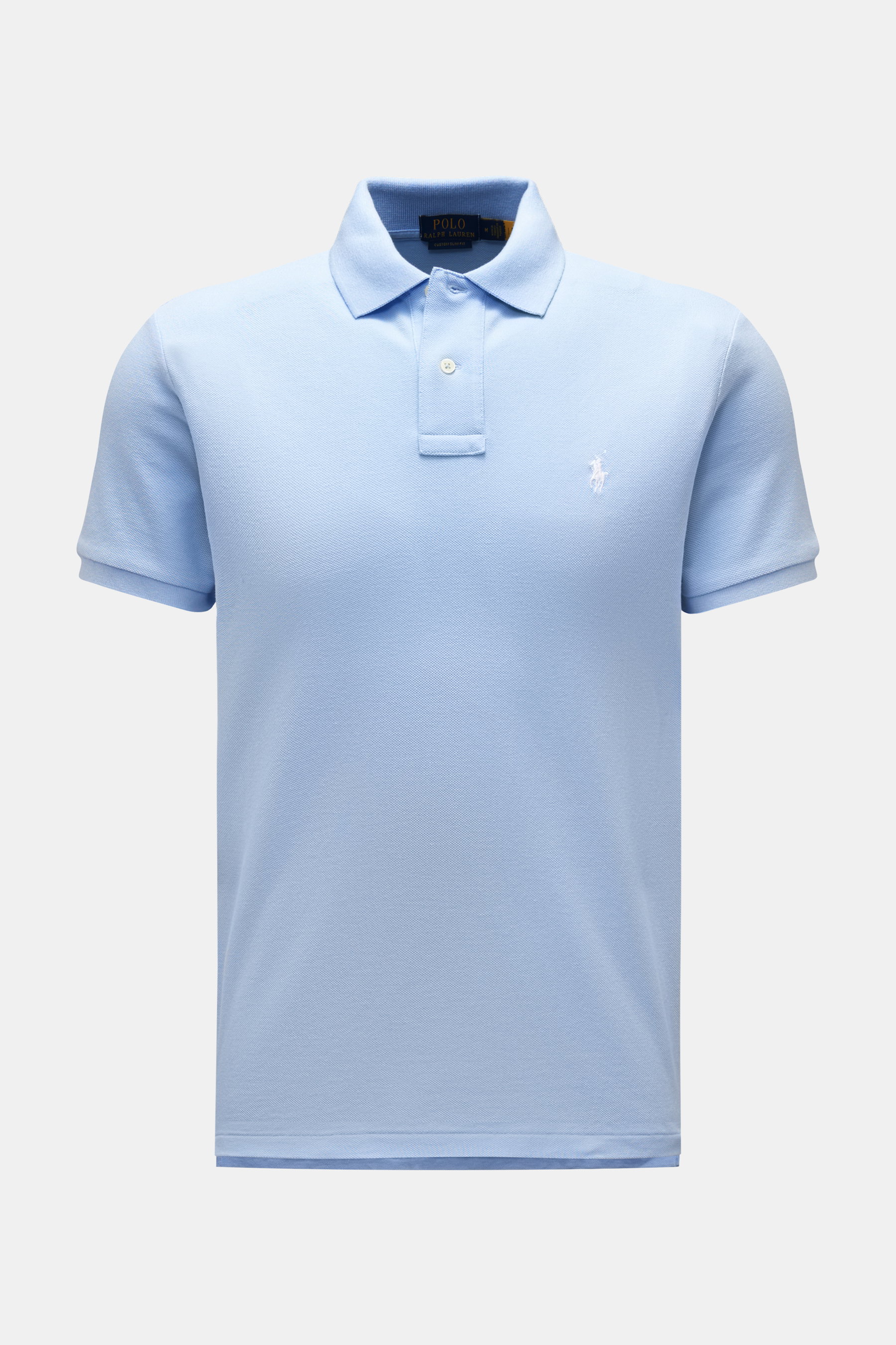 Polo Ralph Lauren Poloshirt hellblau, frontal fotografiert, Slim Fit aus reiner Baumwolle mit feiner Piqué-Struktur, Polokragen, Zwei-Knopf-Leiste, Poloreiter-Stitching.