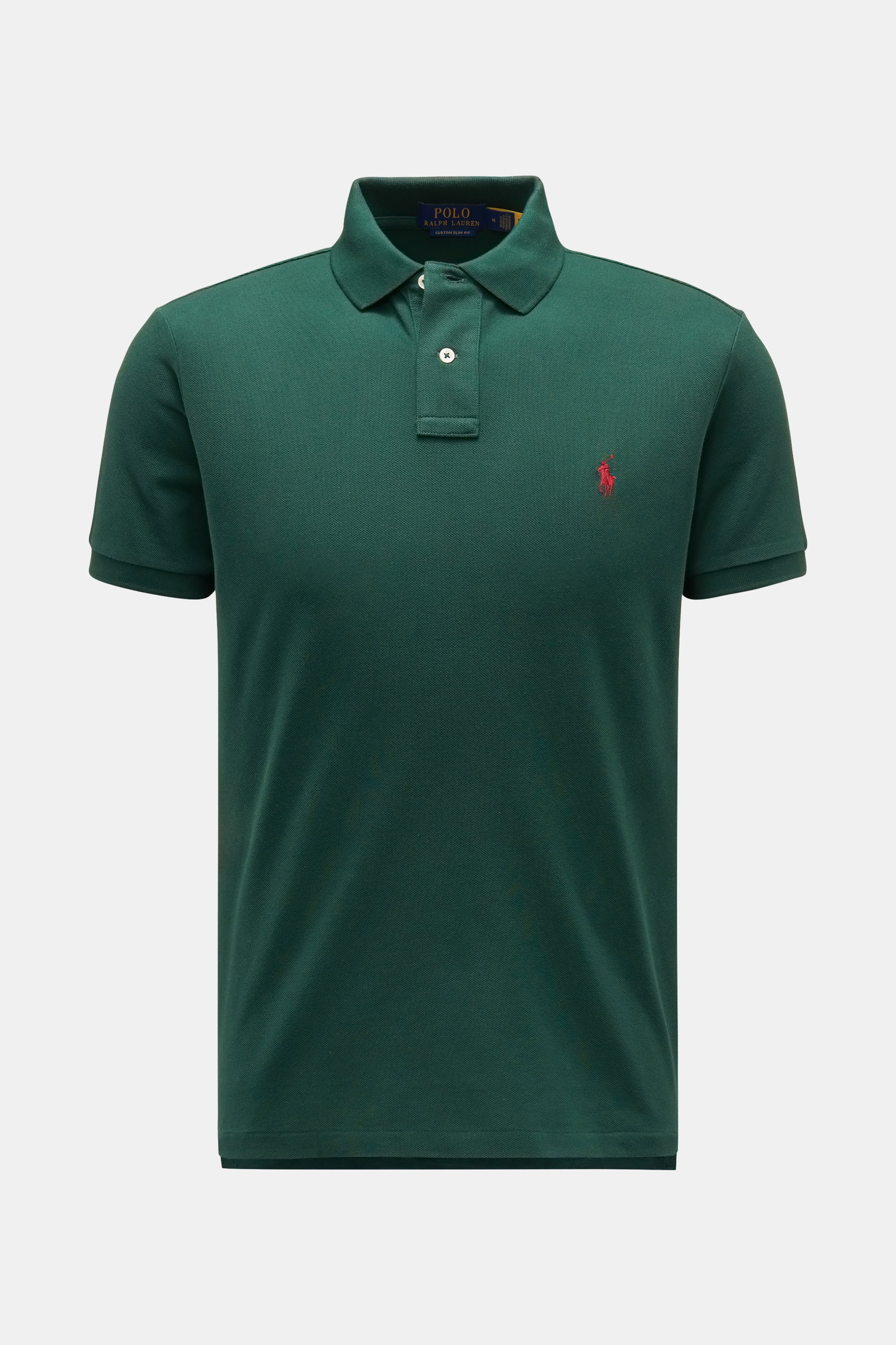Vorderansicht des Polo Ralph Lauren Poloshirt dunkelgrün aus reiner Baumwolle mit feiner Piqué-Struktur, Slim Fit, Polokragen, Zwei-Knopf-Leiste und rotem Poloreiter-Stitching.