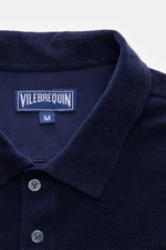 Nahaufnahme des Vilebrequin Frottee-Poloshirt 'Phoenix' navy, slim fit, aus Frottee Baumwolle und Microfaser, mit typischem Polokragen, Drei-Knopf-Leiste, tonalem Schildkröten-Stitching und kurzen Saumschlitzen, frontale Perspektive.