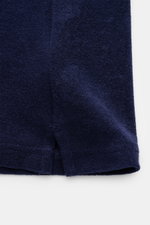Vilebrequin Frottee-Poloshirt 'Phoenix' navy, Detailansicht vom Saum mit kurzen Saumschlitzen, Frottee aus Baumwolle und Microfaser, materialtypischer Griff, Slim Fit, typischer Polokragen, Drei-Knopf-Leiste, tonales Schildkröten-Stitching.
