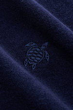 Nahaufnahme des Vilebrequin Frottee-Poloshirts 'Phoenix' navy aus Baumwolle und Microfaser, Slim Fit, mit tonalem Schildkröten-Stitching, Polokragen, Drei-Knopf-Leiste, materialtypischem Griff und kurzen Saumschlitzen.