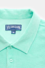 Nahaufnahme des mintfarbenen Vilebrequin Frottee-Poloshirts 'Phoenix' aus Baumwolle und Microfaser, Slim Fit, Polokragen, Drei-Knopf-Leiste, tonales Schildkröten-Stitching, kurze Saumschlitze, materialtypischer Griff, von oben fotografiert.