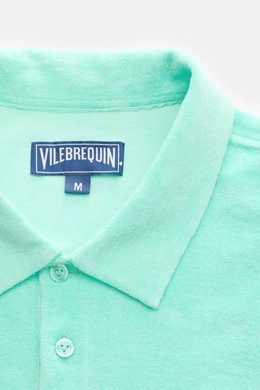 Nahaufnahme des mintfarbenen Vilebrequin Frottee-Poloshirts 'Phoenix' aus Baumwolle und Microfaser, Slim Fit, Polokragen, Drei-Knopf-Leiste, tonales Schildkröten-Stitching, kurze Saumschlitze, materialtypischer Griff, von oben fotografiert.