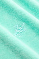 Nahaufnahme des mintfarbenen Vilebrequin Frottee-Poloshirts 'Phoenix' mit tonalem Schildkröten-Stitching, Frottee aus Baumwolle und Microfaser, Slim Fit, Polokragen, Drei-Knopf-Leiste und kurzen Saumschlitzen.