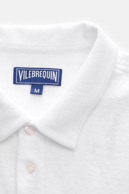 Vorderansicht des weißen Vilebrequin Frottee-Poloshirts 'Phoenix' mit Baumwoll-Microfaser-Frottee, Slim Fit, Polokragen, Drei-Knopf-Leiste, tonalem Schildkröten-Stitching und kurzen Saumschlitzen.
