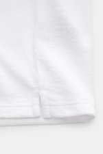 Vilebrequin Frottee-Poloshirt 'Phoenix' weiß, Detailfoto unten, Slim Fit mit Frottee aus Baumwolle und Microfaser, tonales Schildkröten-Stitching, typischer Polokragen, Drei-Knopf-Leiste, kurze Saumschlitze, materialtypischer Griff.