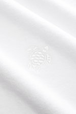 Vilebrequin Frottee-Poloshirt 'Phoenix' weiß aus Baumwolle und Microfaser, Slim Fit, Polokragen, Drei-Knopf-Leiste, tonales Schildkröten-Stitching, kurze Saumschlitze, Nahaufnahme der Stoffstruktur.