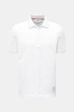 Thom Browne Poloshirt weiß, Slim Fit, aus reiner Baumwolle mit klassischem Polokragen, Fünf-Knopf-Leiste, Rippbündchen, elastischen Einsätzen, frontale Ansicht.