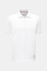 Thom Browne Poloshirt weiß, Slim Fit, aus reiner Baumwolle mit klassischem Polokragen, Fünf-Knopf-Leiste, Rippbündchen, elastischen Einsätzen, frontale Ansicht.