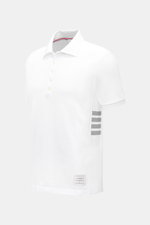Thom Browne Poloshirt weiß, Slim Fit, aus reiner Baumwolle mit klassischem Polokragen, Fünf-Knopf-Leiste, Rippbündchen und Seitenstreifen, seitliche Ansicht.