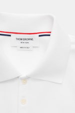 Nahaufnahme des weißen Thom Browne Poloshirts aus reiner Baumwolle, Slim Fit mit klassischem Polokragen und Fünf-Knopf-Leiste.