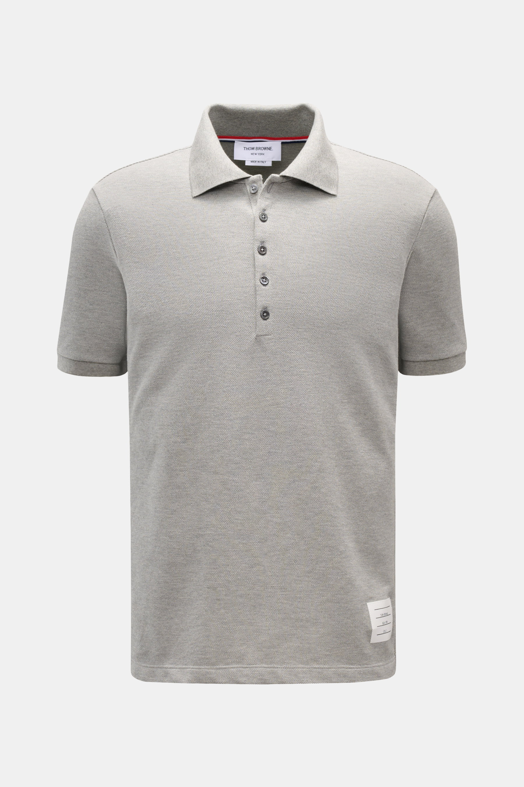 Vorderansicht des Thom Browne Poloshirts grau meliert aus reiner Baumwolle, Slim Fit mit klassischem Polokragen, Fünf-Knopf-Leiste, Rippbündchen am Ärmel und markentypischem Streifen-Logo.