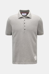 Vorderansicht des Thom Browne Poloshirts grau meliert aus reiner Baumwolle, Slim Fit mit klassischem Polokragen, Fünf-Knopf-Leiste, Rippbündchen am Ärmel und markentypischem Streifen-Logo.