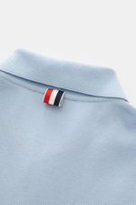 Thom Browne Poloshirt hellblau, Detailaufnahme von hinten oben, reine Baumwolle, strukturierte Slim Fit, klassischer Polokragen mit Streifen-Logo.