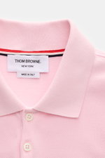 Nahaufnahme des Thom Browne Poloshirts rosé aus reiner Baumwolle, Slim Fit mit klassischem Polokragen, Fünf-Knopf-Leiste und markentypischem Streifen-Logo.