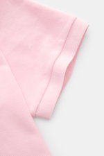 Nahaufnahme des Ärmels vom Thom Browne Poloshirt rosé, Slim Fit, reine Baumwolle mit Rippbündchen und elastischen Seiteneinsätzen.