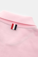 Rückansicht des Thom Browne Poloshirts rosé aus reiner Baumwolle mit klassischem Kragen und markentypischem Streifen-Logo.