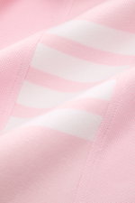 Nahaufnahme des Thom Browne Poloshirts rosé aus reiner Baumwolle mit Slim Fit, klassischem Polokragen, Fünf-Knopf-Leiste und markentypischem Streifen-Logo.