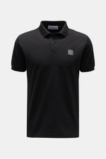 Front view of a Stone Island Poloshirt schwarz made of pure cotton piqué with a typical polo collar, smooth button placket, slim fit, flexible cuffs, side slits, and the Stone Island web label on the chest. The classic polo shirt is a must-have in the spo